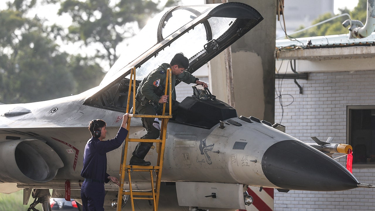 taiwan-air-force-officer-fighter-jet