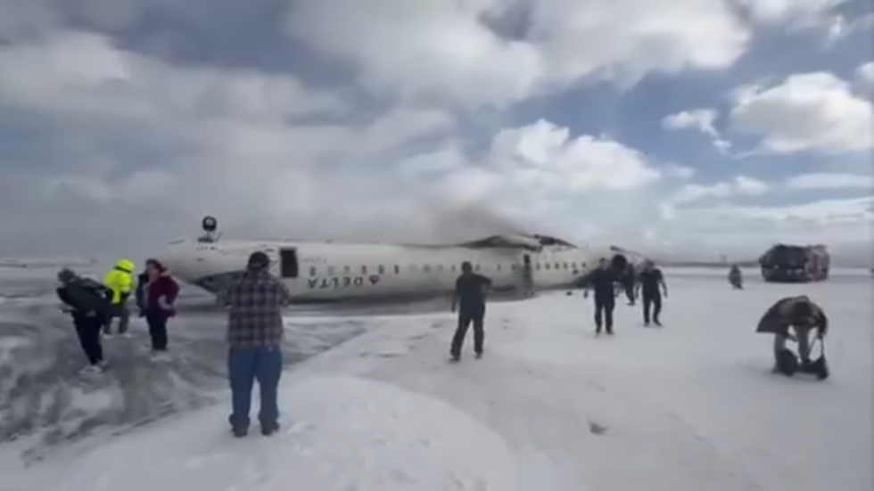 dramatic-plane-landing-toronto-airport