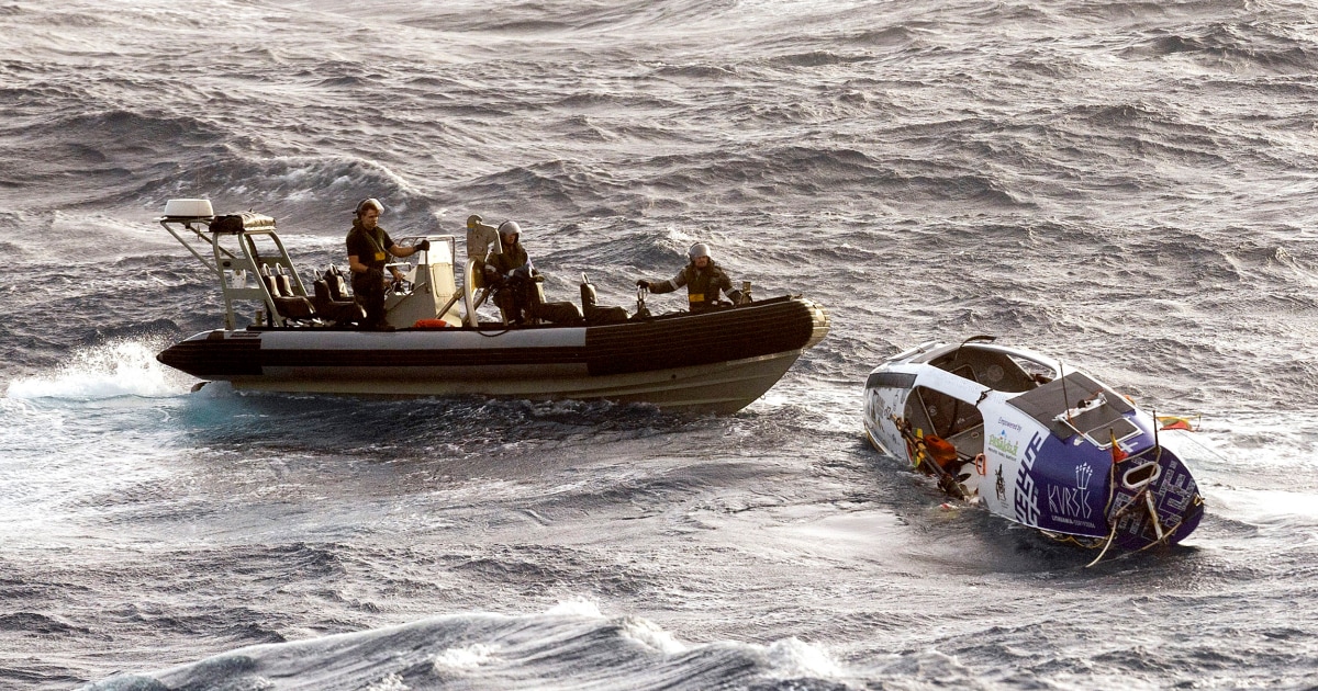 australian-navy-rescue-cyclone-adventurer