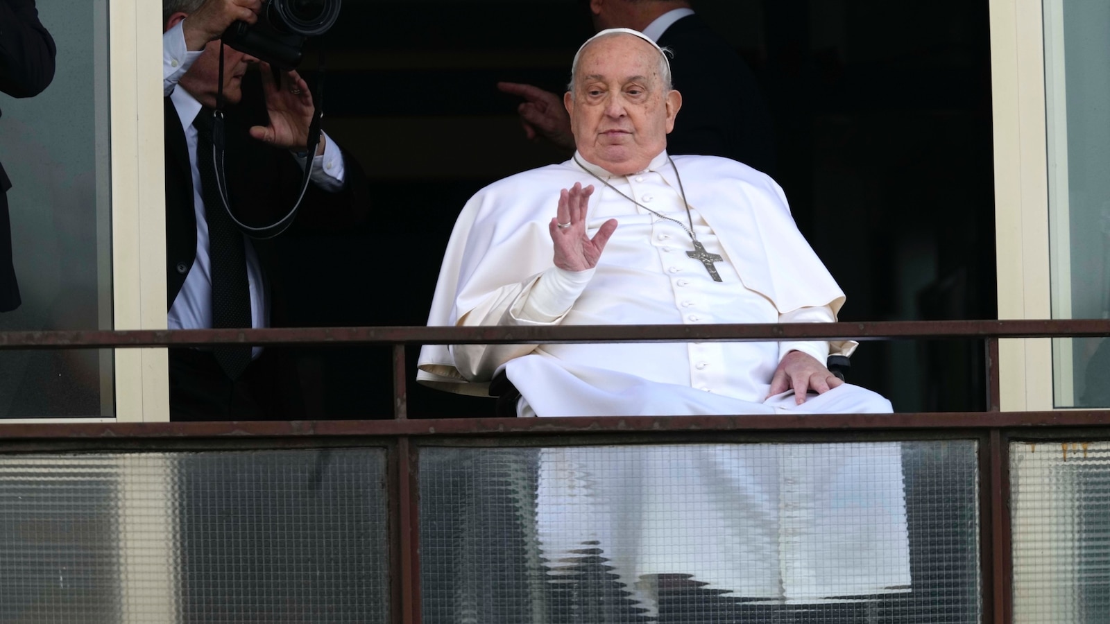 pope-francis-hospital-appearance