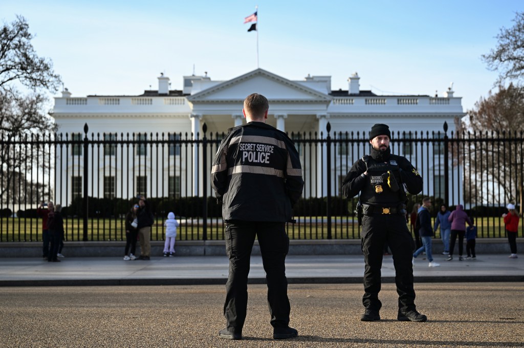 secret-service-white-house-armed-confrontation
