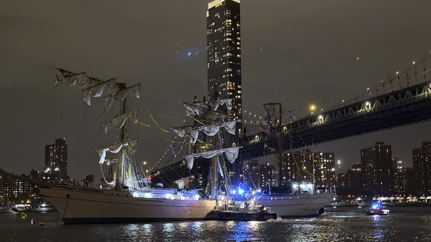 mexican-navy-brooklyn-bridge-collision